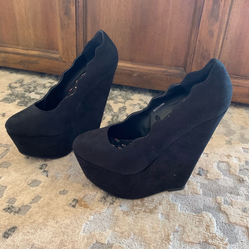 Forever 21 faux suede wedge heel scalloped edge